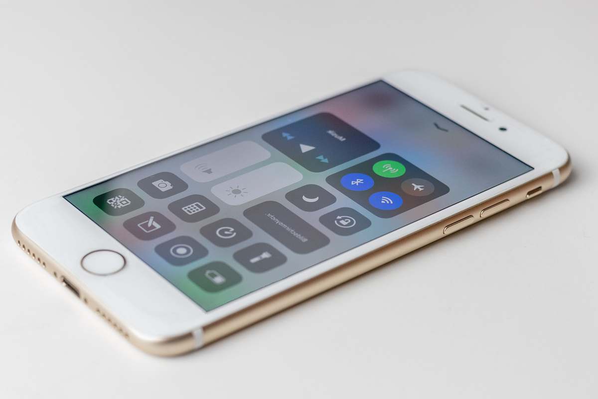 cell phone gold iPhone 6s is turned on mobile phone